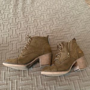 6.5 M Rocket Dog brown suede booties
